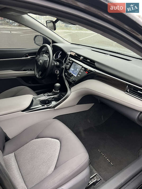 Седан Toyota Camry 2019 в Киеве