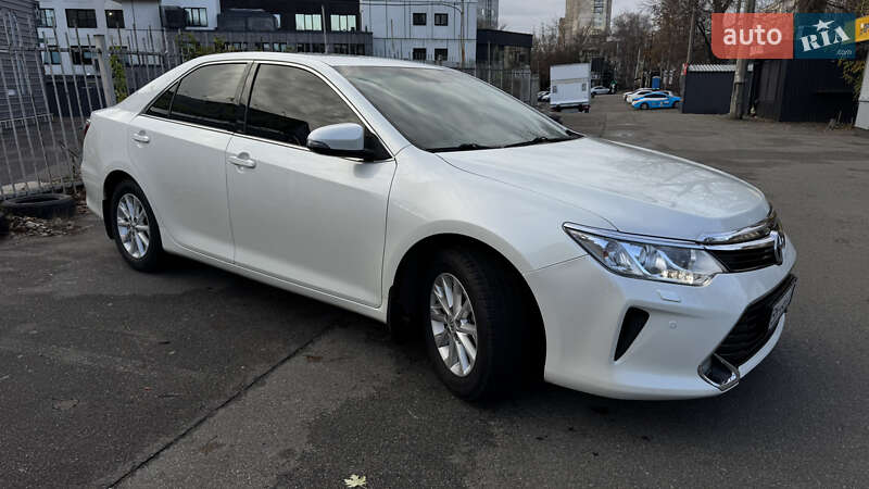 Седан Toyota Camry 2017 в Киеве