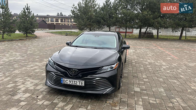 Седан Toyota Camry 2018 в Львове