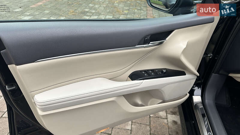 Седан Toyota Camry 2018 в Львове