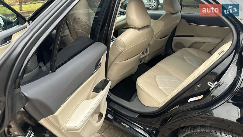 Седан Toyota Camry 2018 в Львове