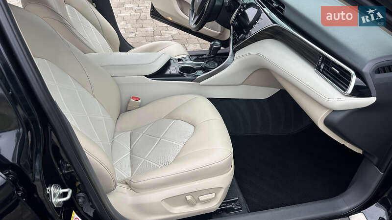 Седан Toyota Camry 2018 в Львове