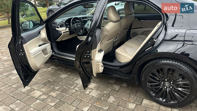 Седан Toyota Camry 2018 в Львове