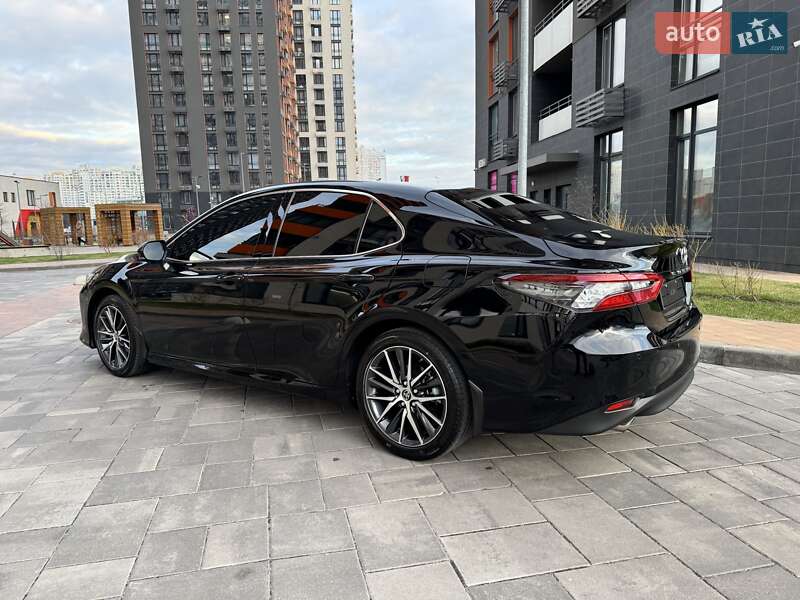 Седан Toyota Camry 2021 в Киеве