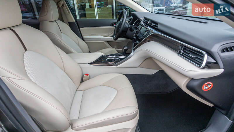 Седан Toyota Camry 2018 в Днепре