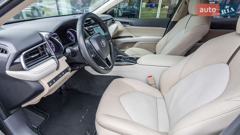Седан Toyota Camry 2018 в Днепре