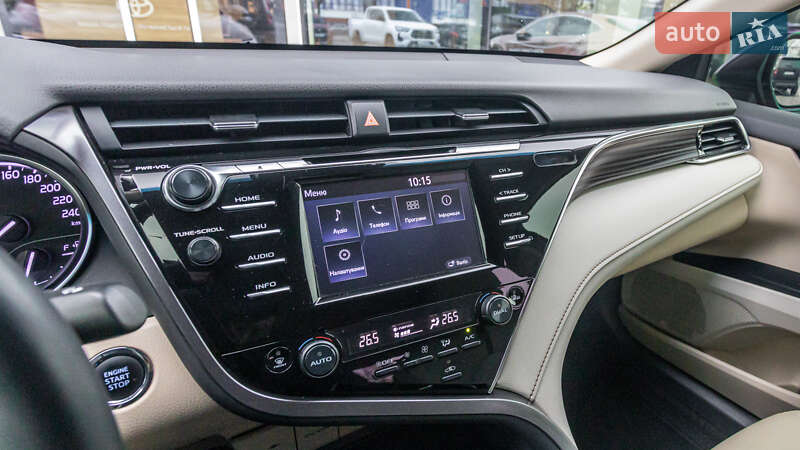 Седан Toyota Camry 2018 в Днепре