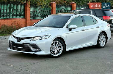 Седан Toyota Camry 2019 в Киеве