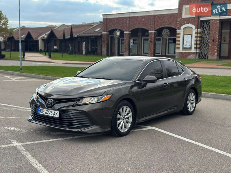 Седан Toyota Camry 2018 в Киеве
