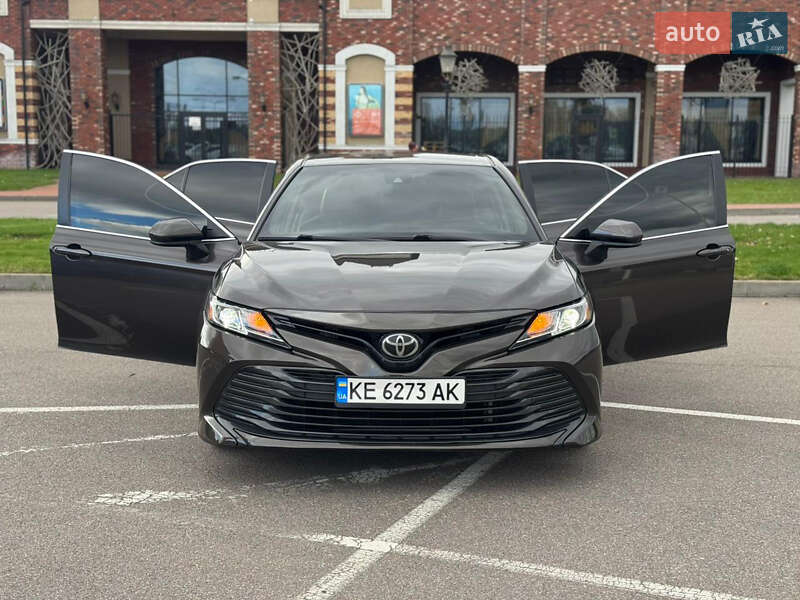 Седан Toyota Camry 2018 в Киеве