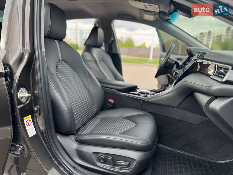 Седан Toyota Camry 2018 в Киеве