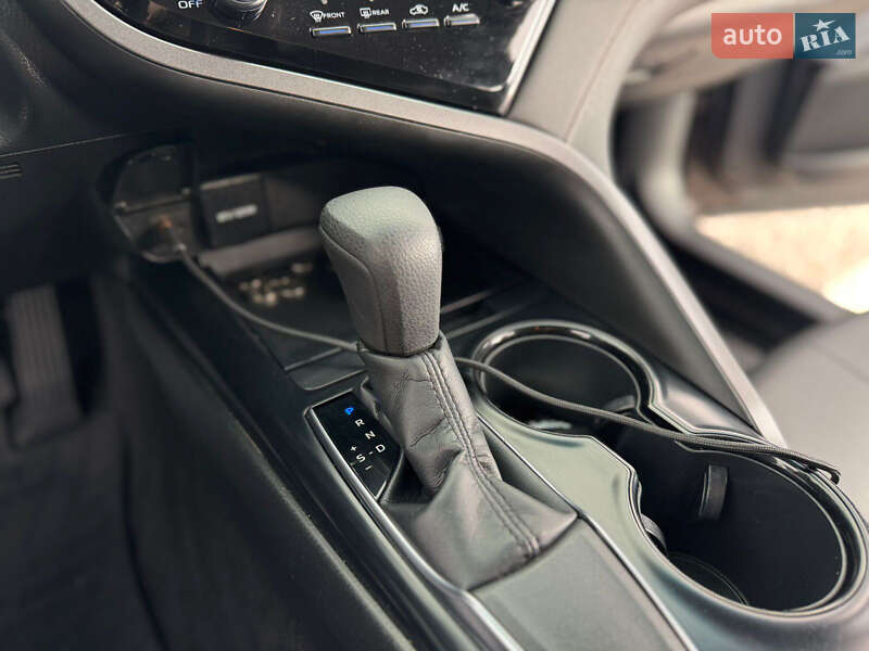 Седан Toyota Camry 2018 в Киеве