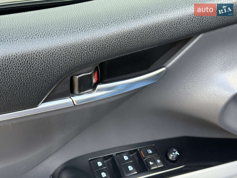 Седан Toyota Camry 2017 в Дніпрі
