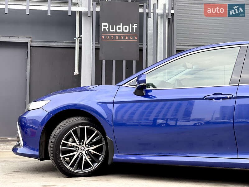Седан Toyota Camry 2021 в Киеве