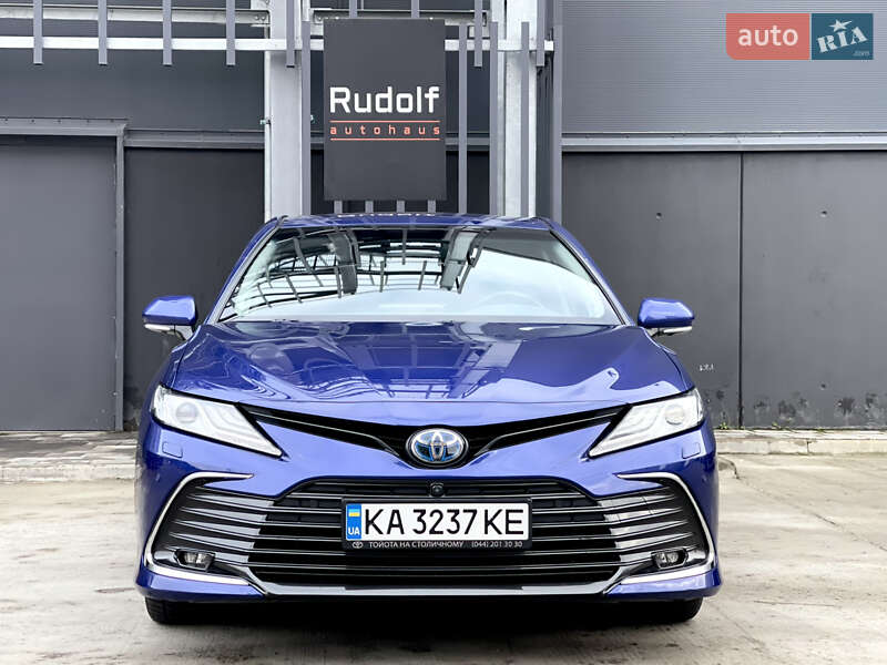 Седан Toyota Camry 2021 в Киеве
