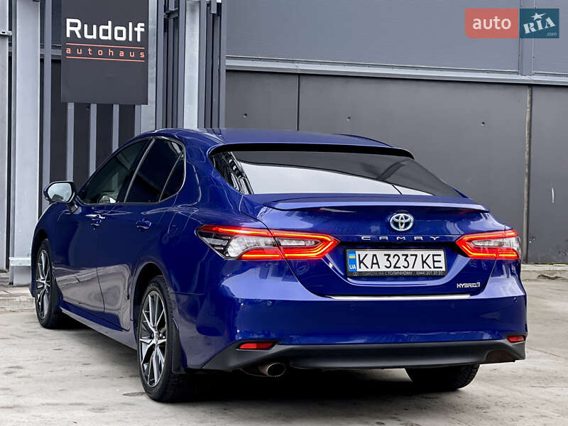 Седан Toyota Camry 2021 в Киеве