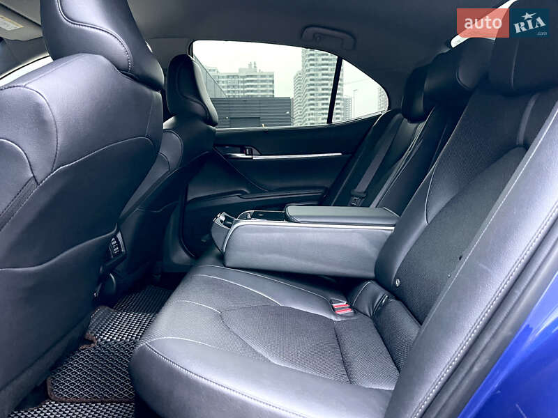 Седан Toyota Camry 2021 в Киеве