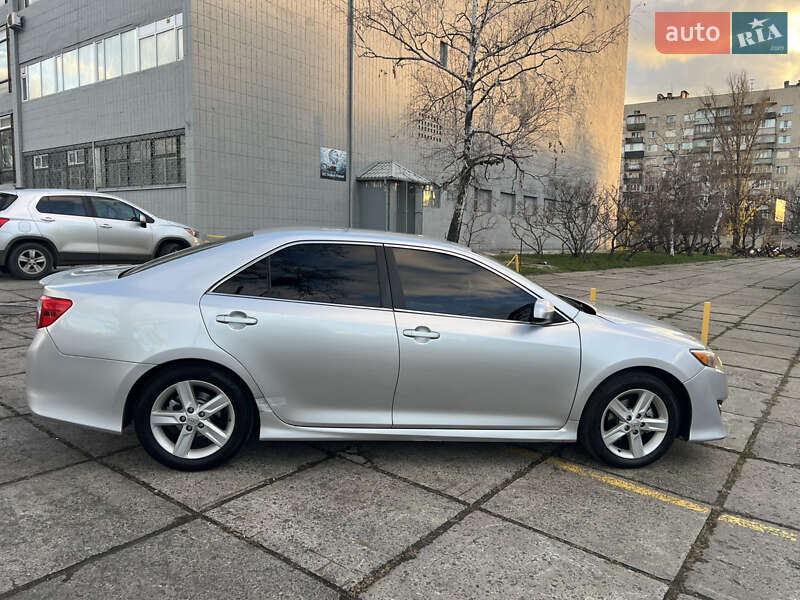 Седан Toyota Camry 2013 в Киеве