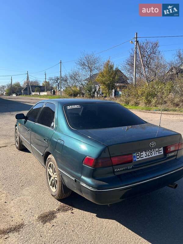Седан Toyota Camry 1997 в Новій Одесі