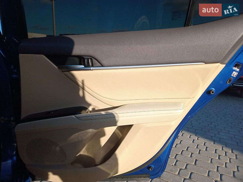 Седан Toyota Camry 2018 в Львове