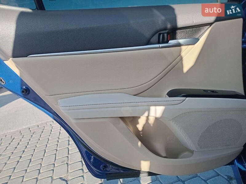 Седан Toyota Camry 2018 в Львове