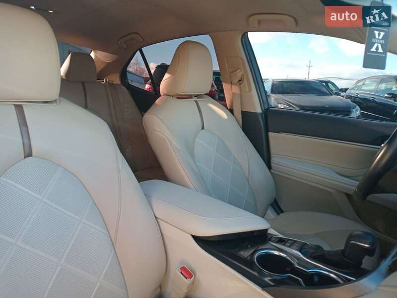 Седан Toyota Camry 2018 в Львове