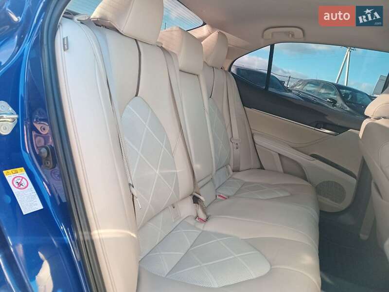 Седан Toyota Camry 2018 в Львове