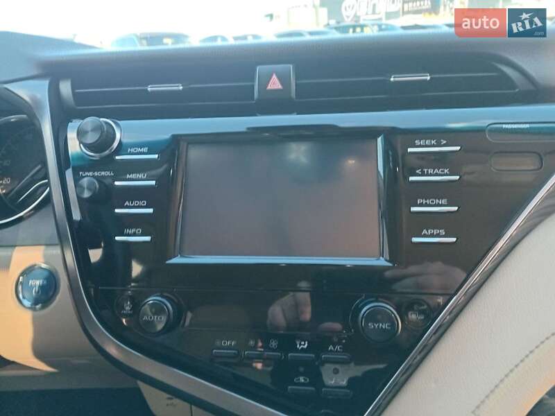 Седан Toyota Camry 2018 в Львове