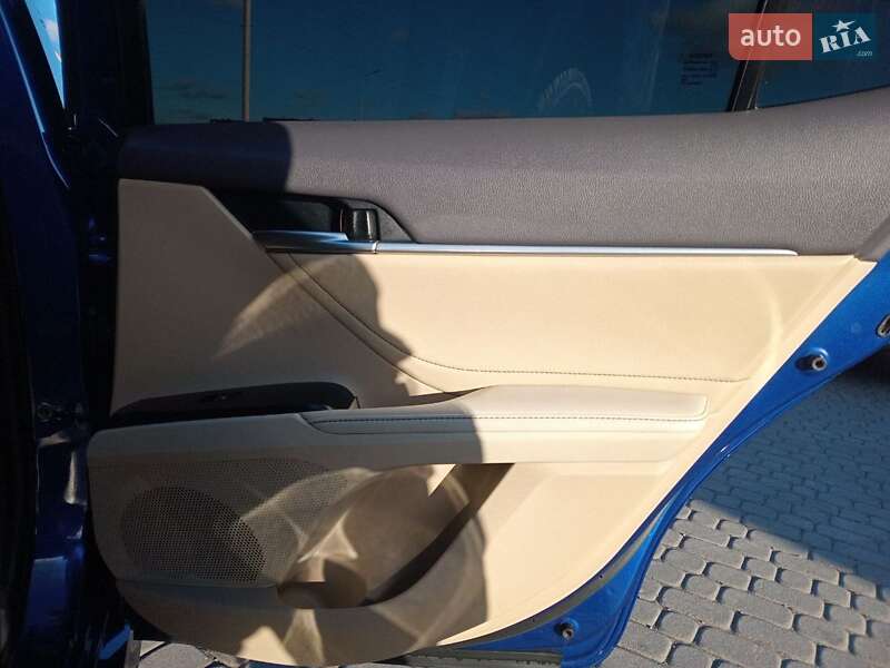 Седан Toyota Camry 2018 в Львове