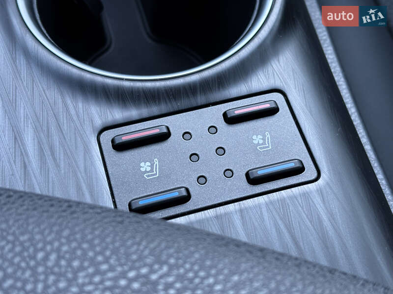 Седан Toyota Camry 2021 в Киеве