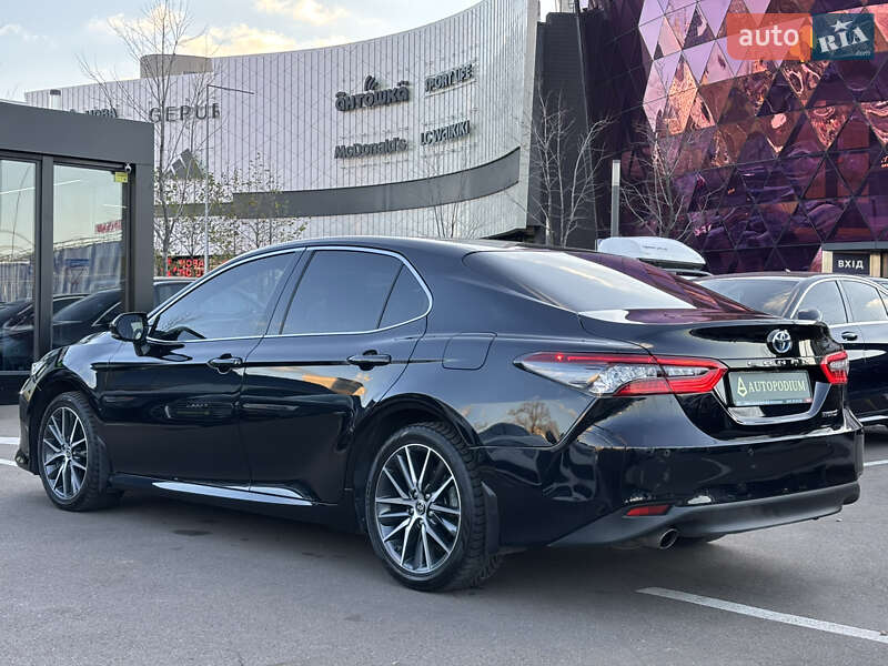 Седан Toyota Camry 2021 в Киеве
