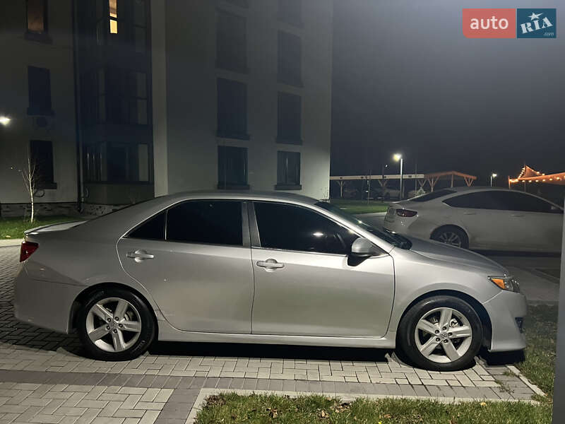 Седан Toyota Camry 2013 в Киеве