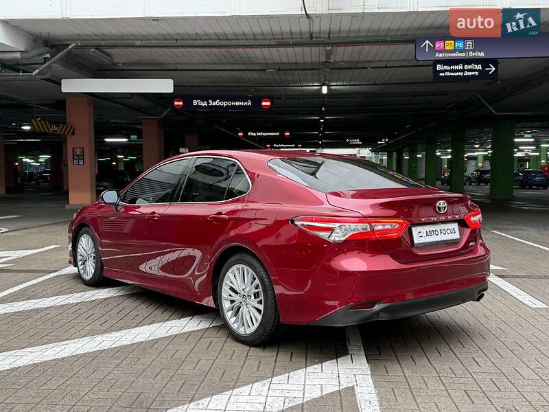 Седан Toyota Camry 2018 в Киеве