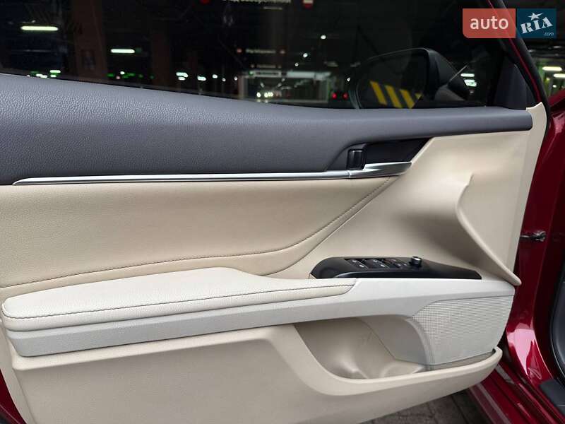 Седан Toyota Camry 2018 в Киеве