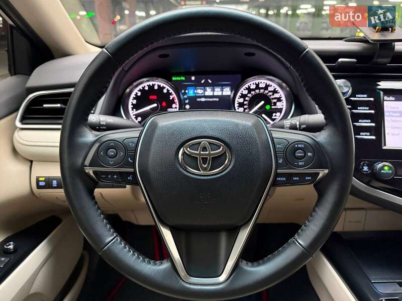 Седан Toyota Camry 2018 в Киеве