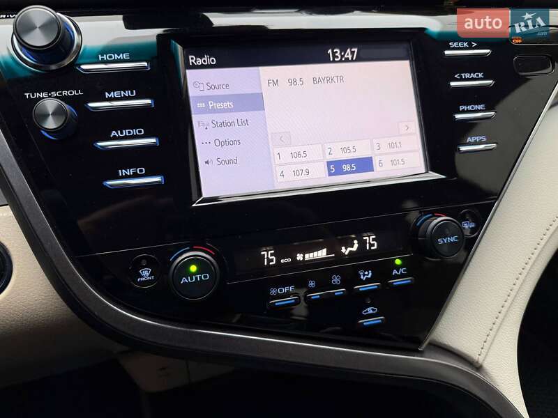 Седан Toyota Camry 2018 в Киеве