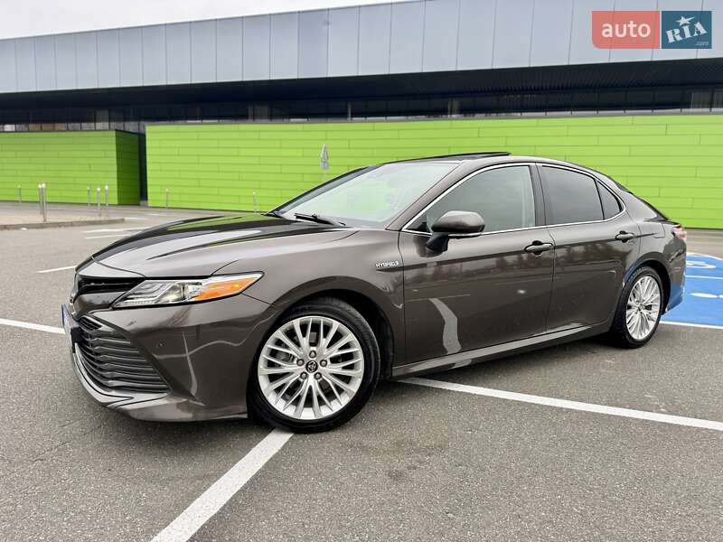 Седан Toyota Camry 2019 в Киеве