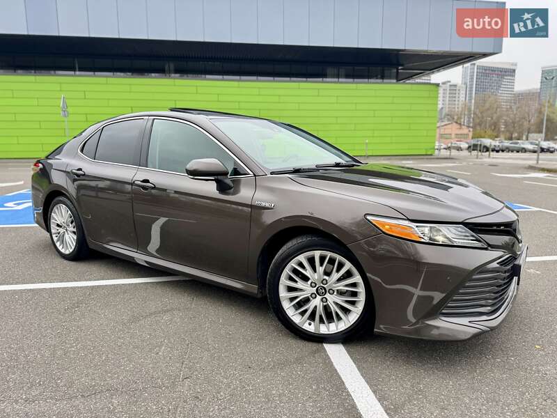 Седан Toyota Camry 2019 в Киеве