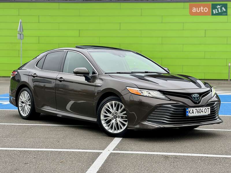 Седан Toyota Camry 2019 в Киеве