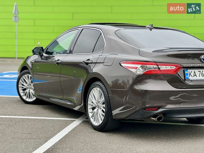 Седан Toyota Camry 2019 в Киеве