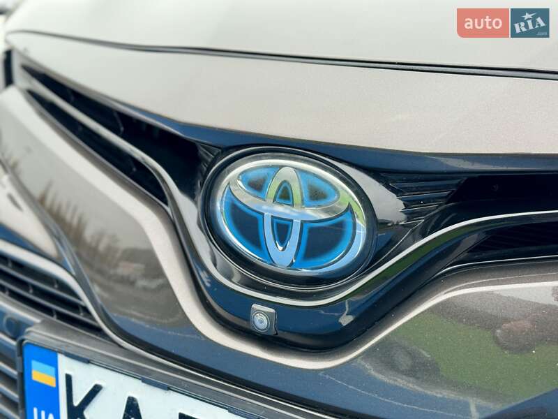 Седан Toyota Camry 2019 в Киеве