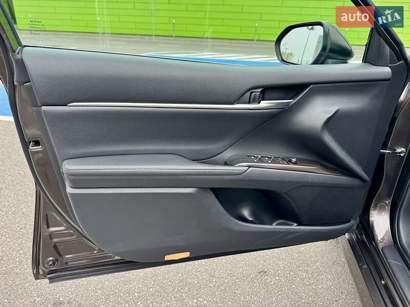 Седан Toyota Camry 2019 в Киеве