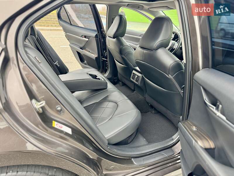 Седан Toyota Camry 2019 в Киеве