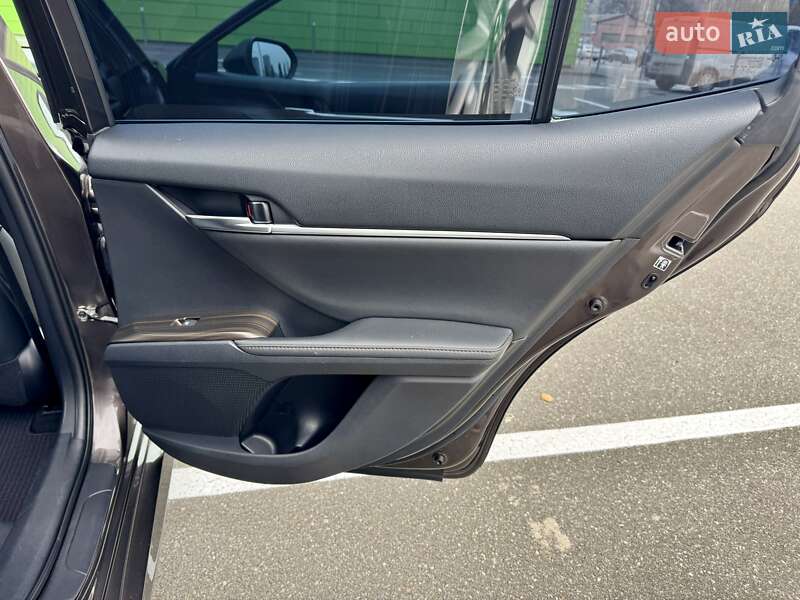 Седан Toyota Camry 2019 в Киеве