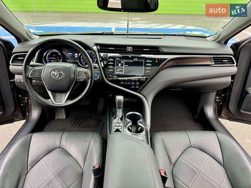 Седан Toyota Camry 2019 в Киеве