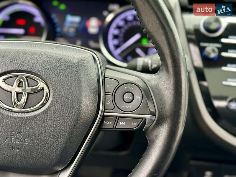 Седан Toyota Camry 2019 в Киеве