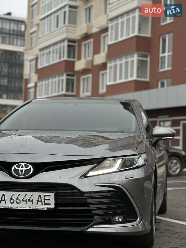 Седан Toyota Camry 2022 в Умани