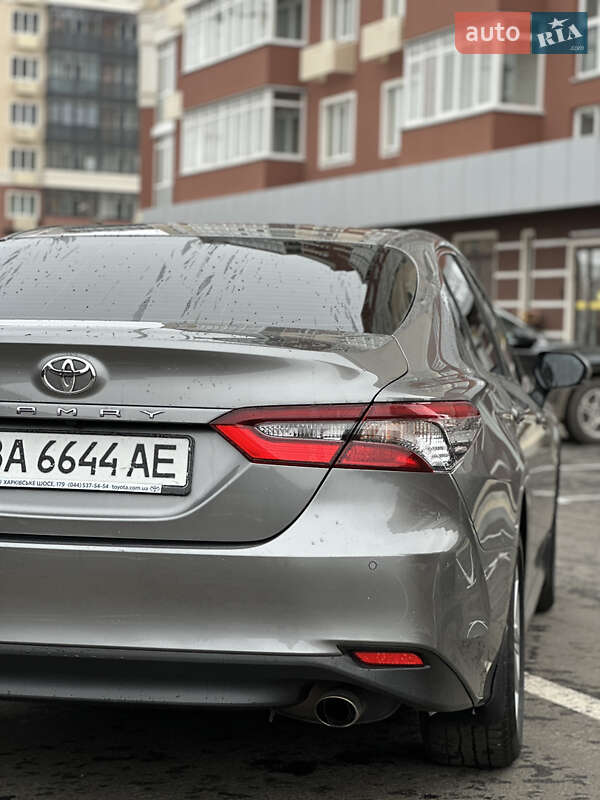 Седан Toyota Camry 2022 в Умани