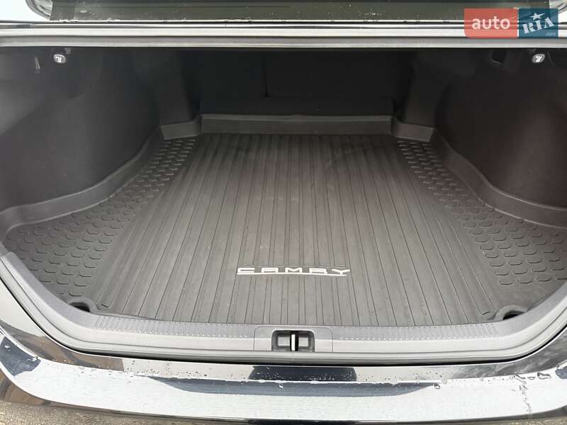 Седан Toyota Camry 2020 в Харькове