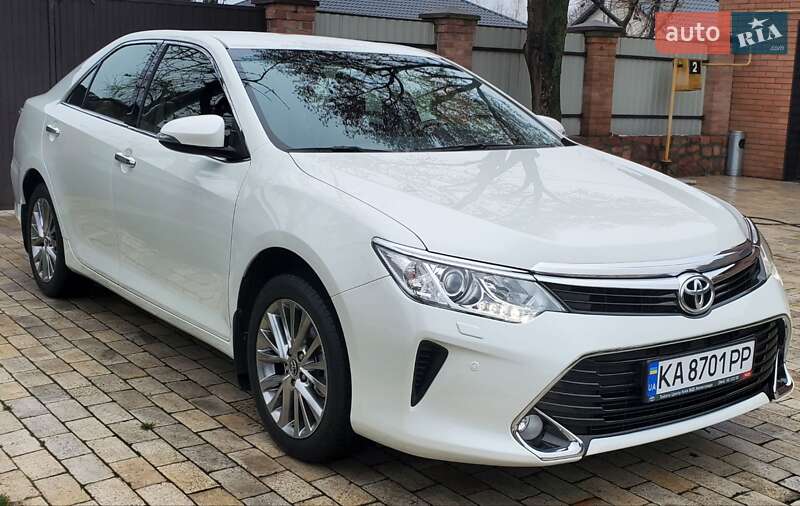 Седан Toyota Camry 2016 в Киеве